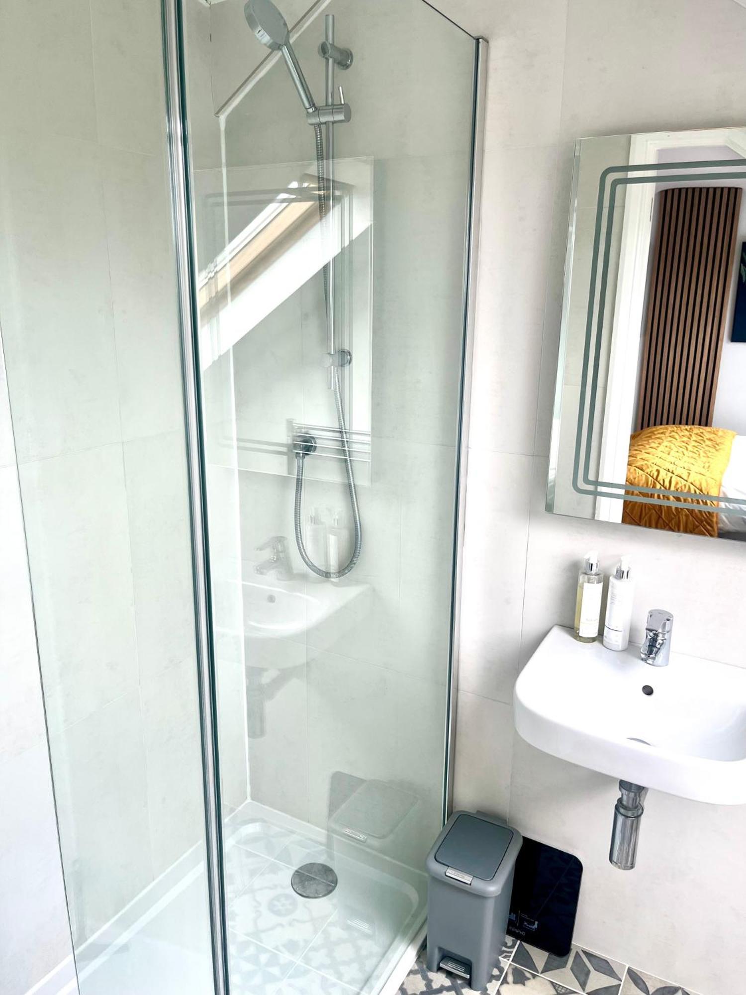 Spacious And Stylish Home Bath Exteriör bild