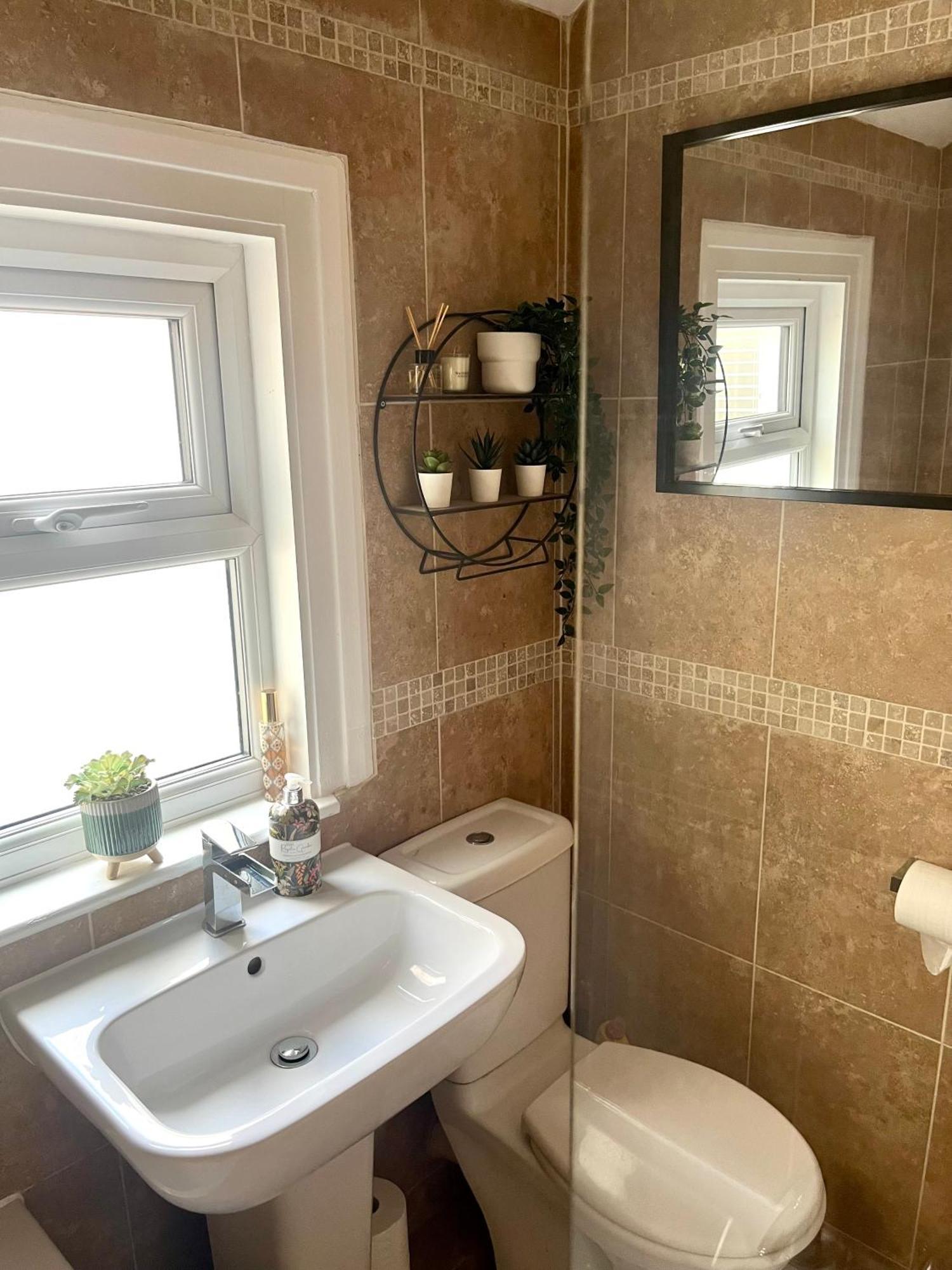 Spacious And Stylish Home Bath Exteriör bild
